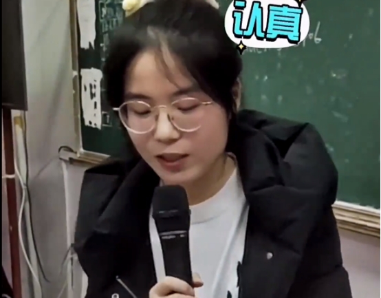 北大考古女孩回母校演讲，因“凡尔赛”演讲走红，这是怎么回事？