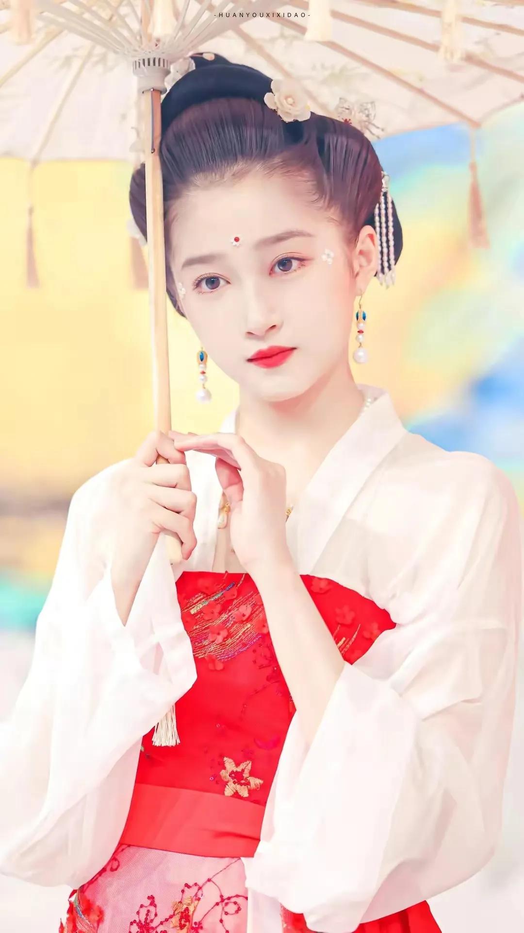 关晓彤古装：淡紫胭红，小家碧玉，温婉动人，尽是小女儿姿态