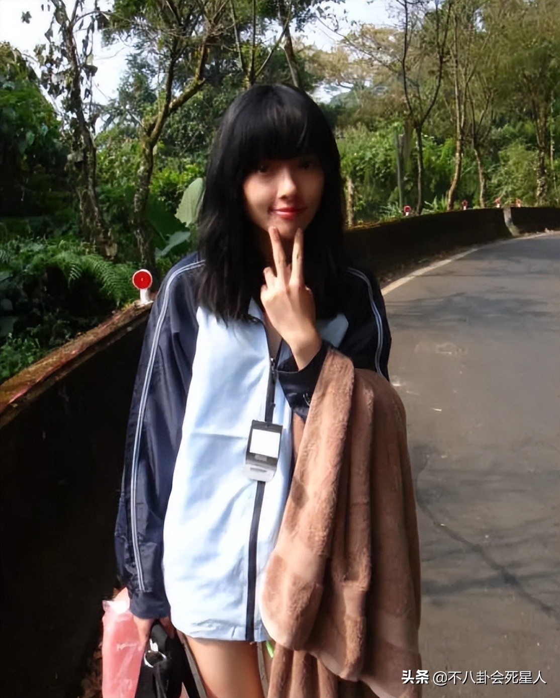 单看个个是美人，合照却开“大头特效”，这些女星被“虐惨”