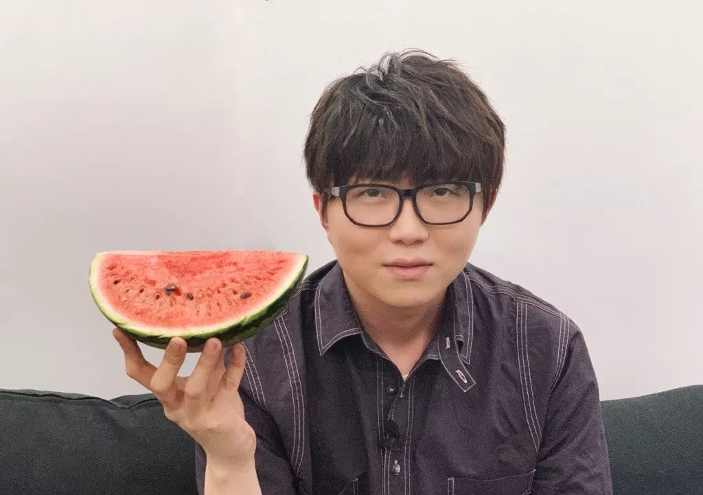 94年出生的毛不易 , 上台前喝一瓶“白酒”