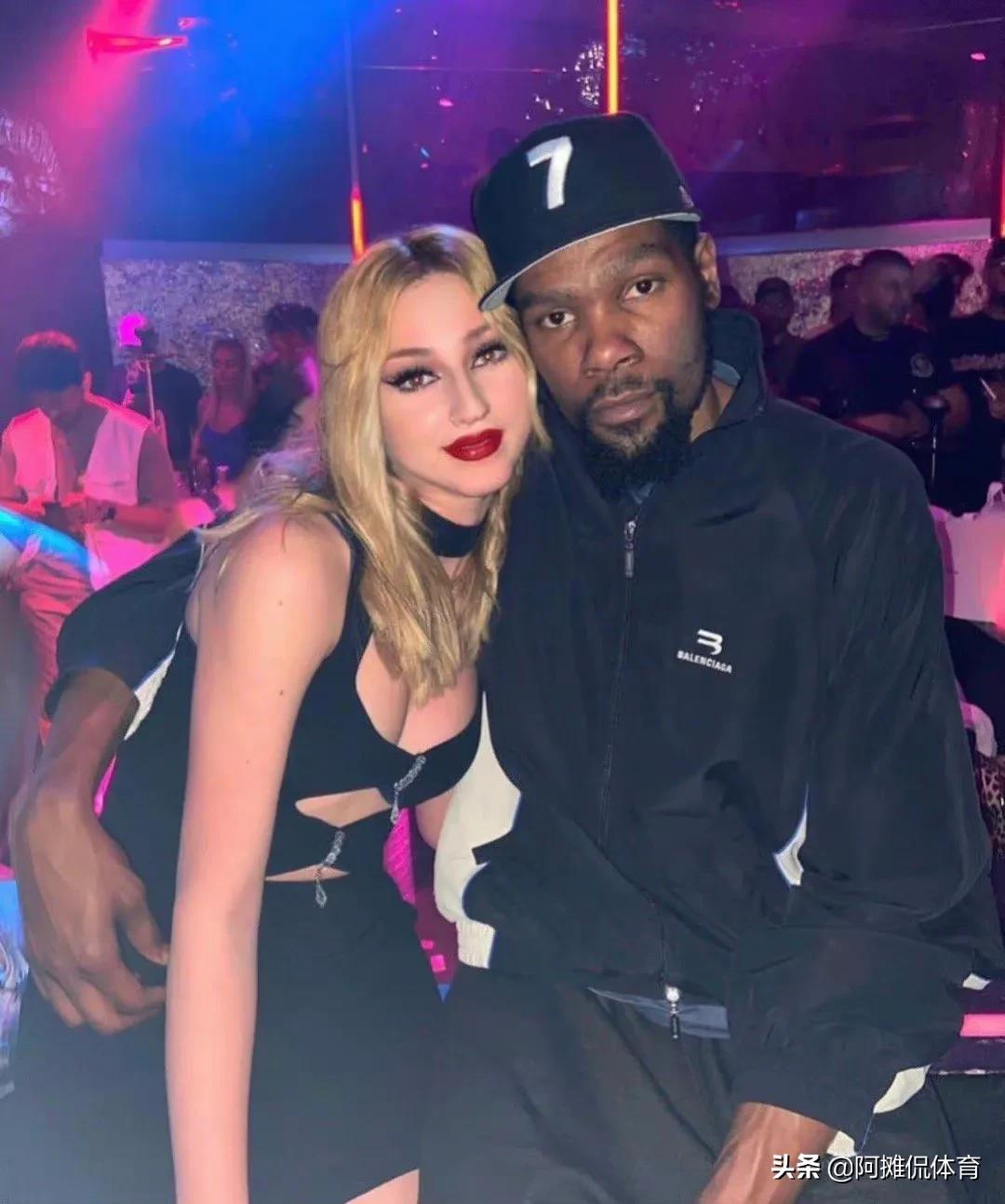 蕾哈娜为什么喜欢nba球员（风流倜傥！杜兰特希腊逛夜店，怀抱金发美女）-趣拿体育