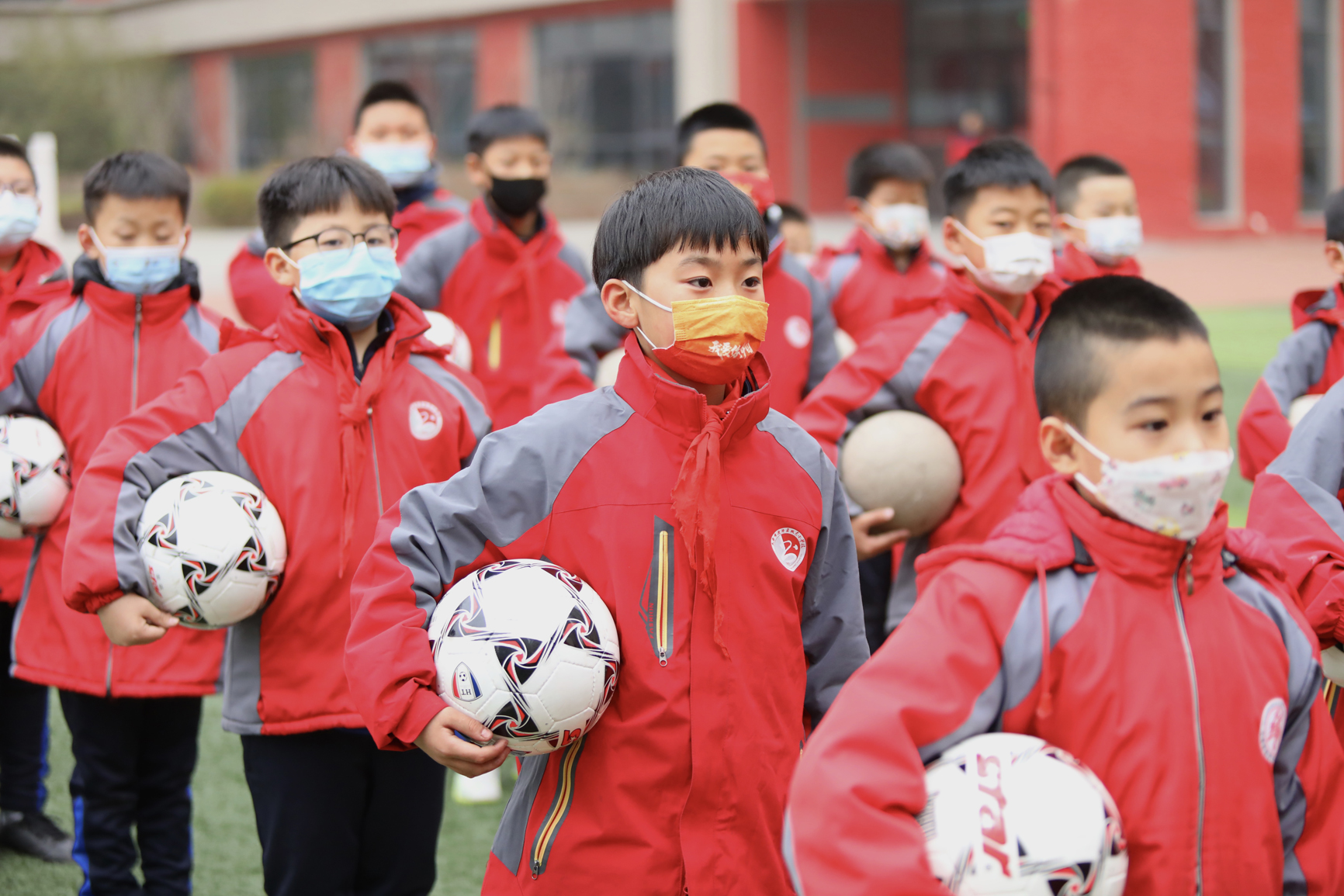 小学生足球表演节目(太原双东小学足球少年绿茵场上展风采)