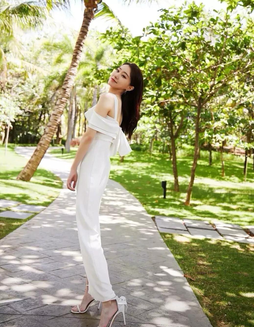 明星俏佳人：不是时代抛弃了张小斐，而是她读懂了“清醒”二字