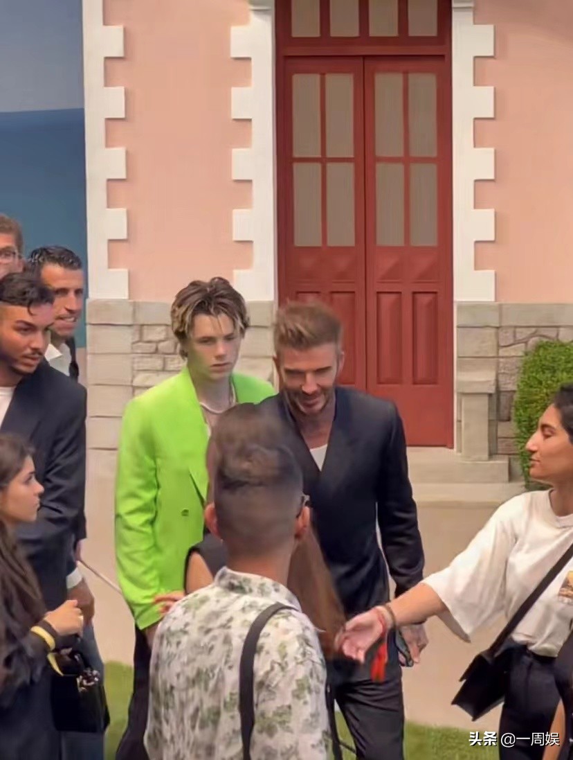 贝克汉姆携儿子参加活动，父子同台颜值亮了，网友的评论扎心