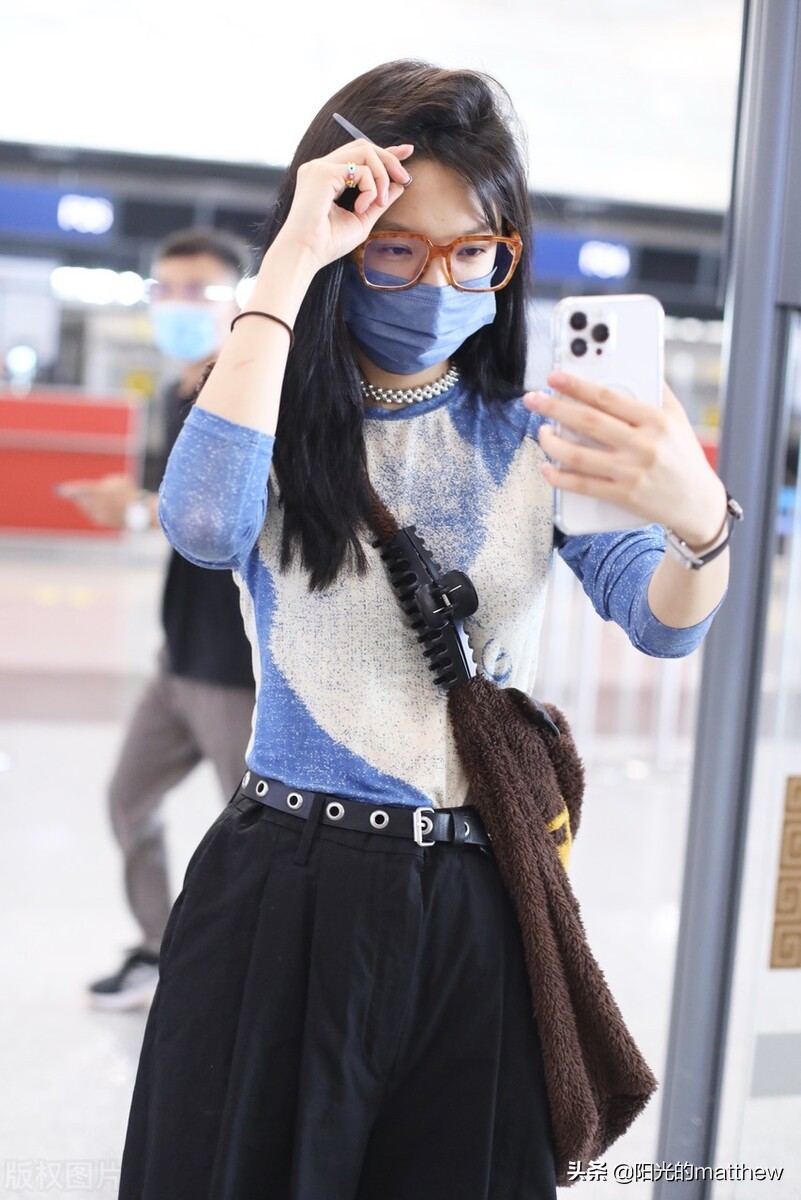 街拍：章若楠印花上衣+黑色阔腿裤+白色运动鞋随性休闲