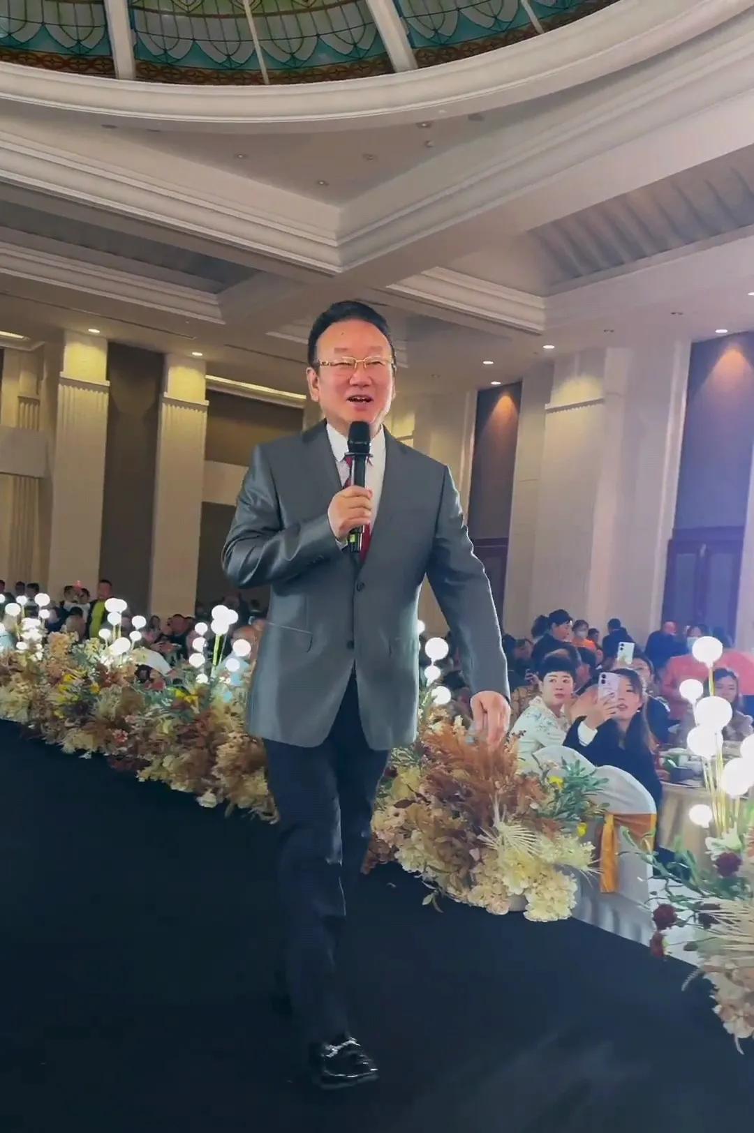 76岁蒋大为参加婚礼商演,被指太掉价,此前曾冒雨捞金