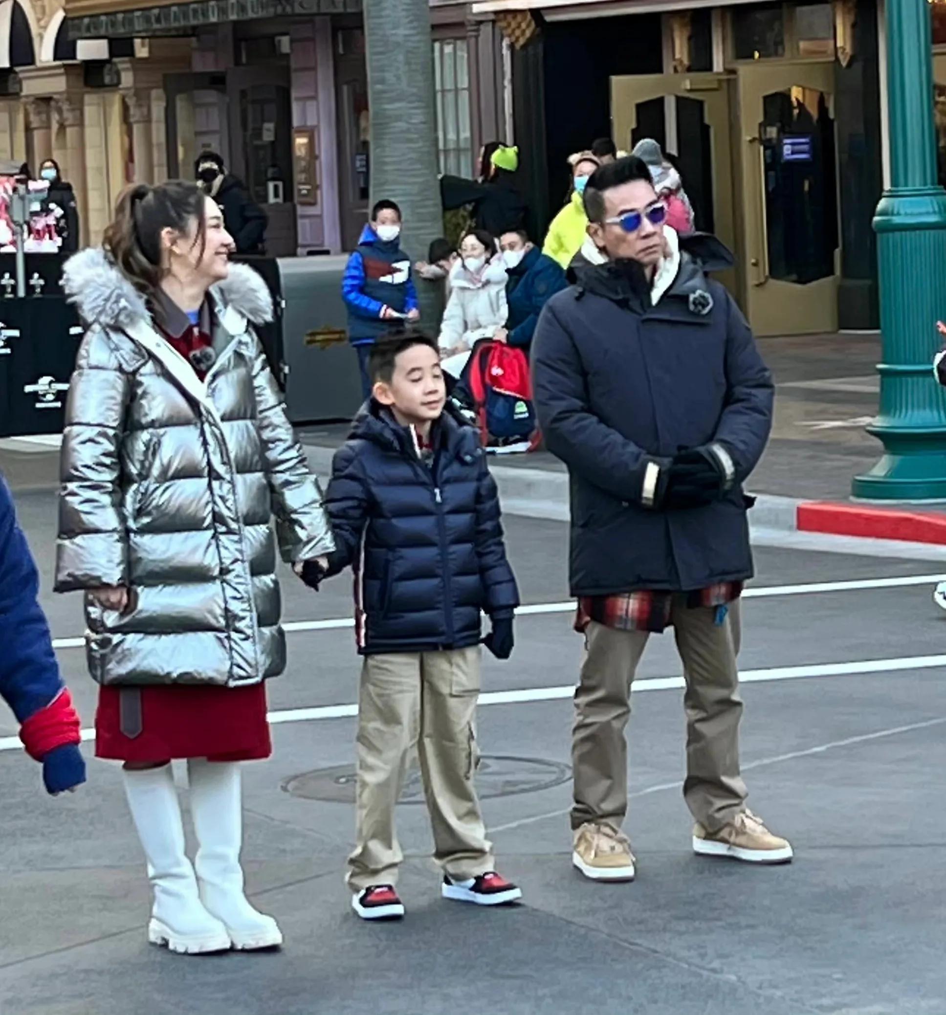 陈小春应采儿带大儿子出游，一家三口全程超欢乐，Jasper长高不少