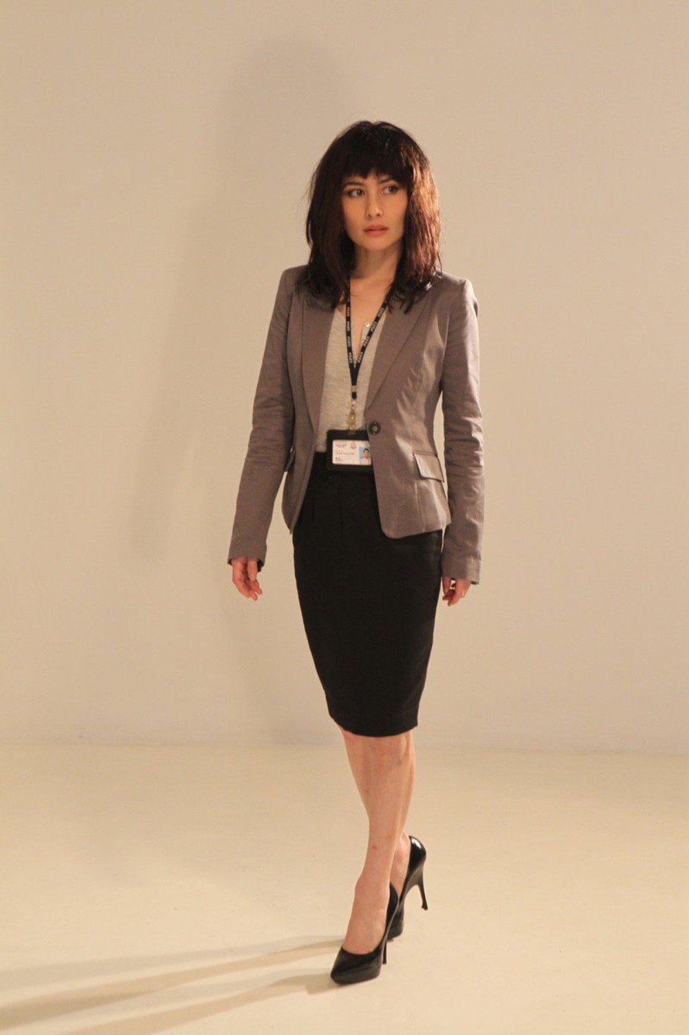 二太去世后何超仪首露面，戴仨金手镯满腰赘肉抢眼，老公一脸沧桑