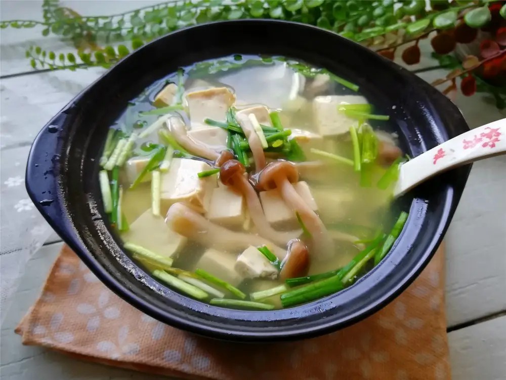 图片[1]-【豆腐蘑菇汤】做法步骤图 鲜美可口超过瘾 不愁孩子没胃口-起舞食谱网