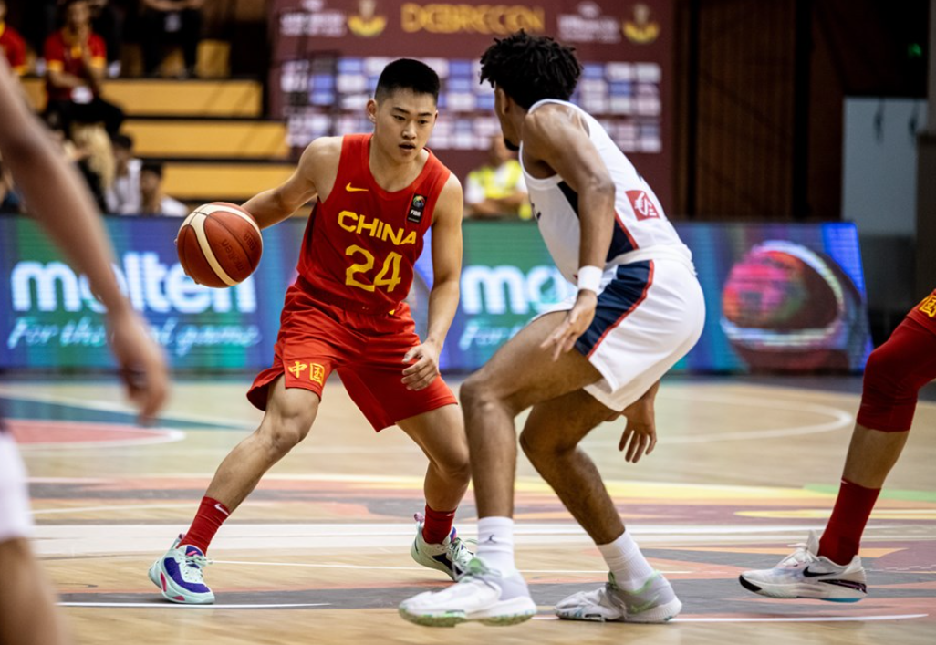 中国队西班牙男篮（中国队被针对？1分钟4犯规，输西班牙吹罚引争议，FIBA紧急删录像）