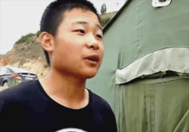 搬砖男孩高考620分，工地收到录取通知书，如今成边防排长