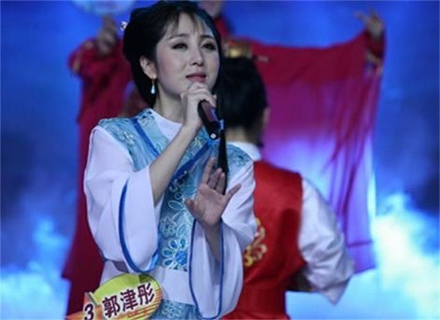 歌手云飞：落魄回乡却偶遇伯乐，成名后遭妻子离婚，今娶古典女神