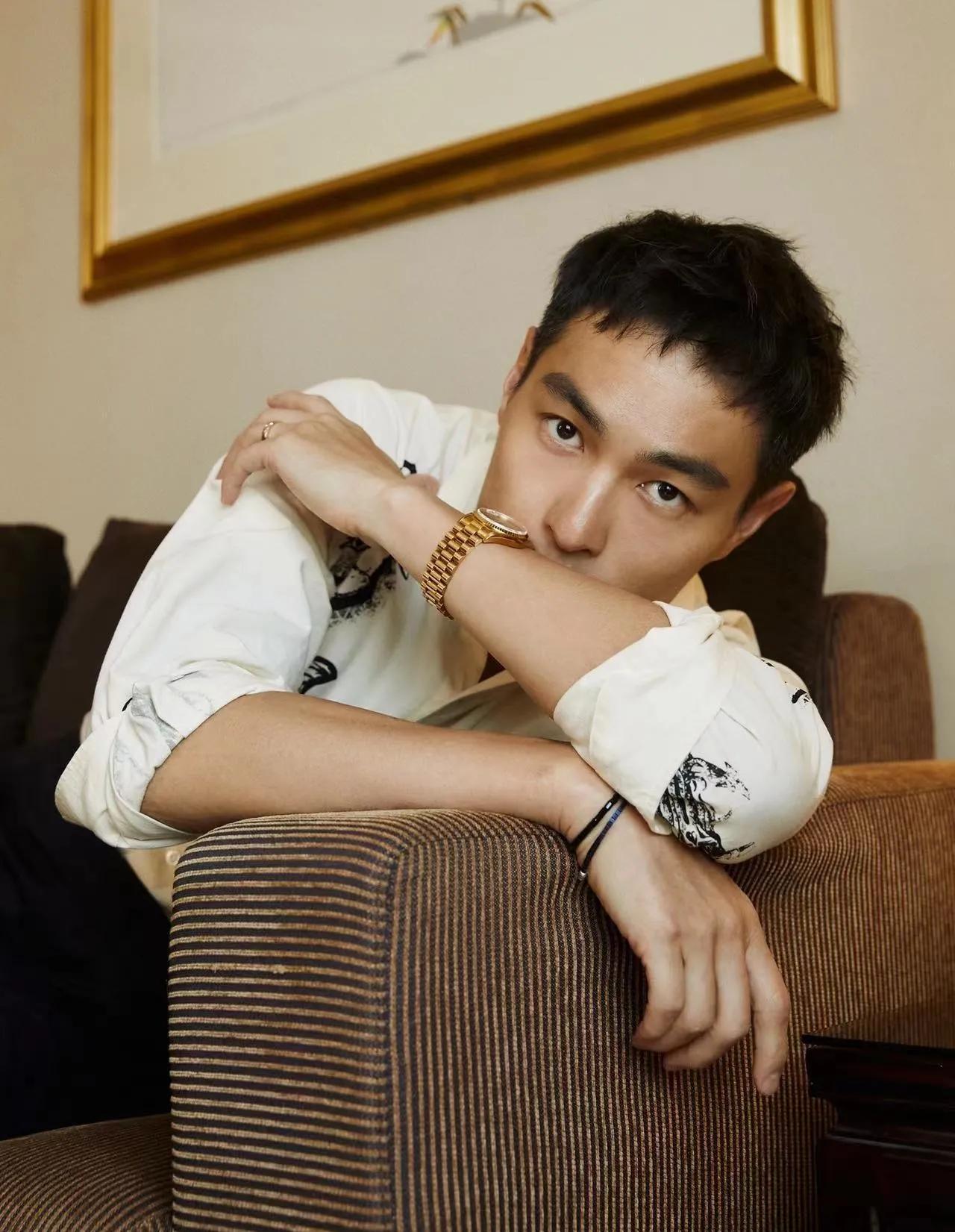 古装丑男？不，现代美男