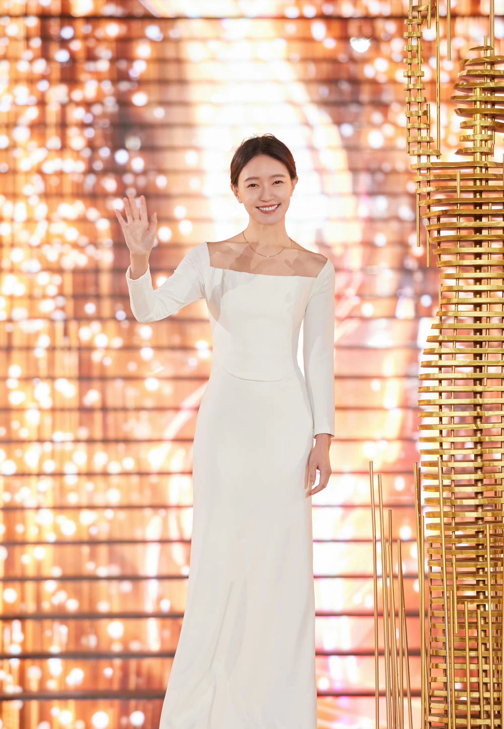 焦俊艳留长发了,扎马尾温柔又恬静,穿一条白色长裙好优雅