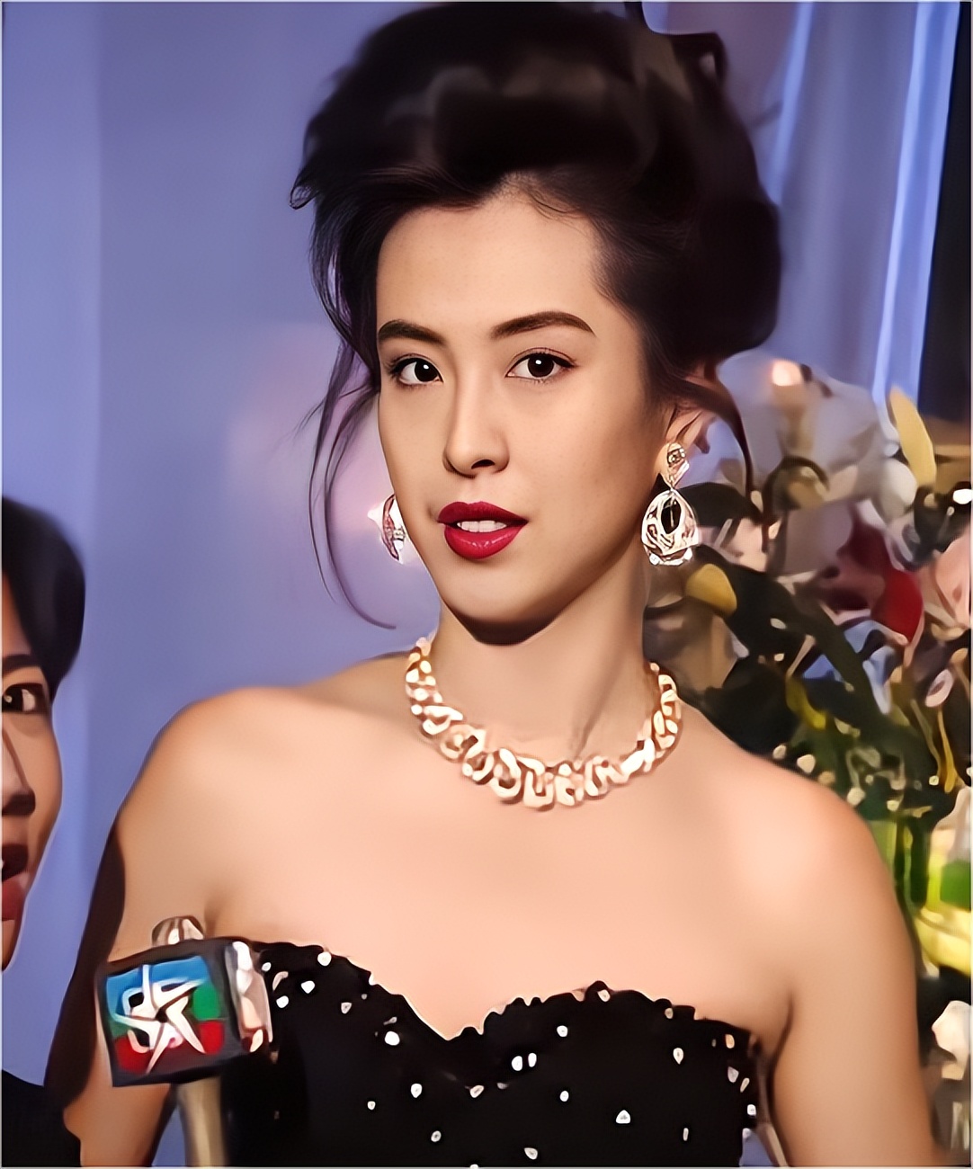 56岁王祖贤现状曝光，跪在田间种菜，和小狗作伴，也能美哭所有人