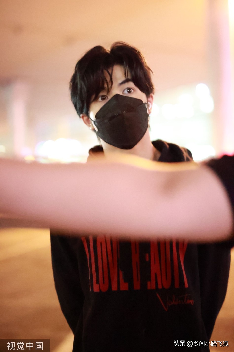 INTO1成员尹浩宇现身机场 穿黑色卫衣低调帅气获粉丝接机