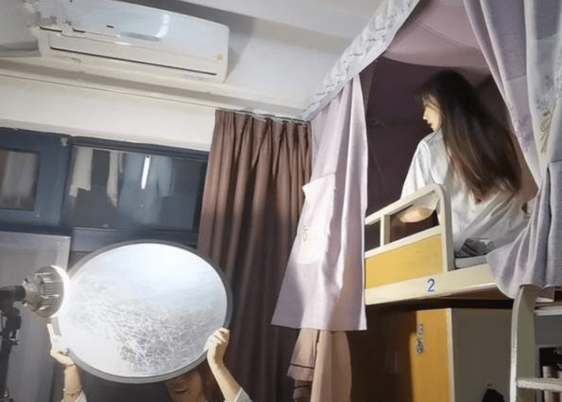 高校女生在宿舍拍写真，“下半身清凉”引热议，网友表示很难理解