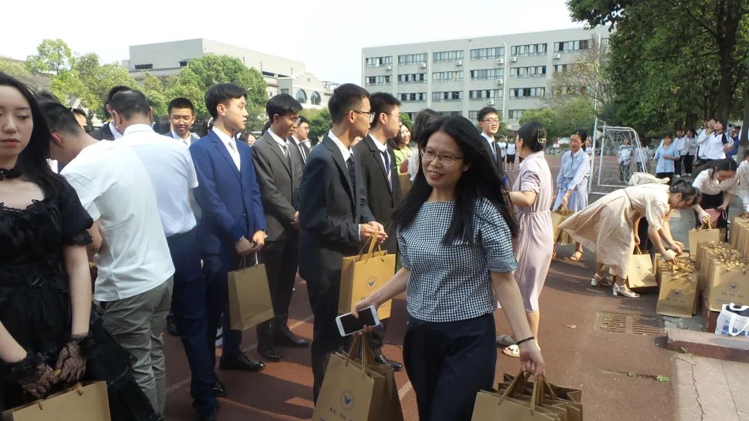 意义非凡！18岁与20岁的青春对话，成都盐外新阶段，学子的新起航