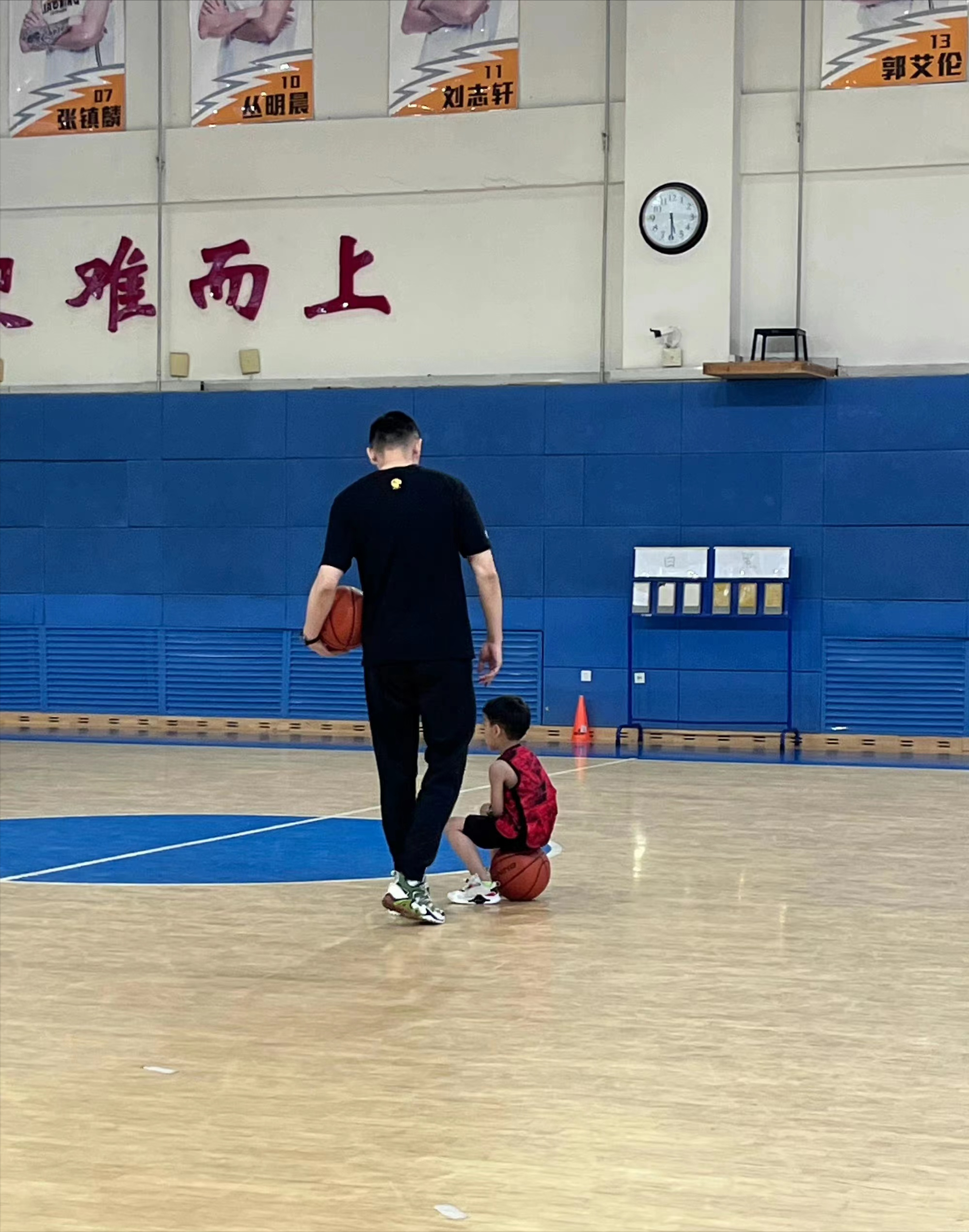 杨鸣妻子个人资料（杨鸣与妻子专属浪漫！气质型妻子手捧鲜花，儿子坐在球场，很温馨）