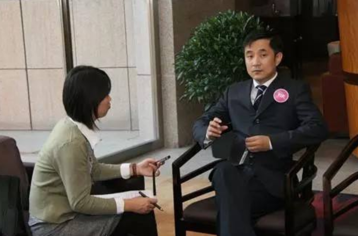 富豪负债800亿逃去国外，带走女明星和61个亿，父亲葬礼也不回来