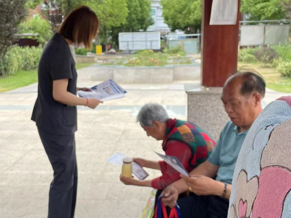 打击整治养老诈骗，浦口法院法官进社区宣传