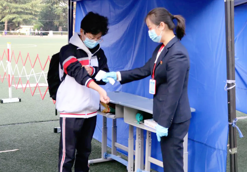 就餐也要鸦雀无声？河南某中学校规引热议，家长看后直言太压抑