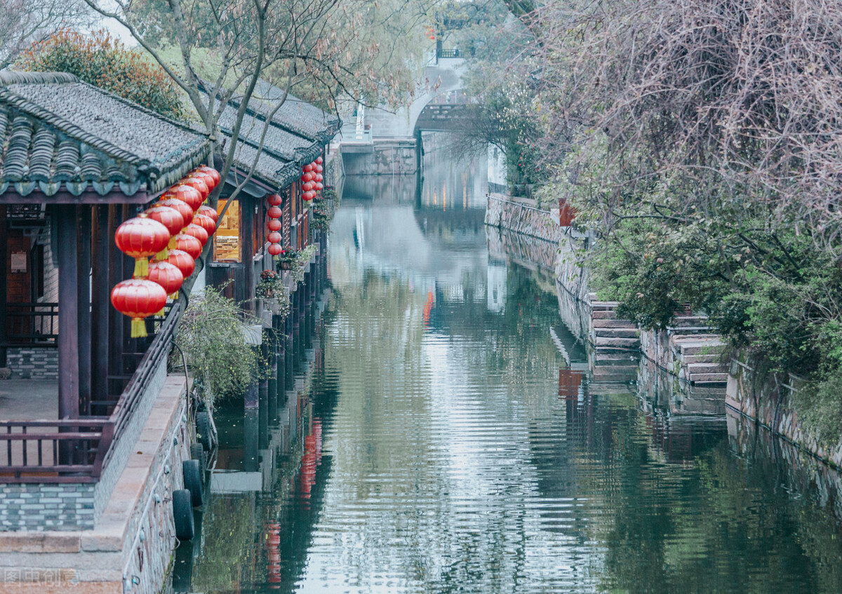 总有一场等待，繁花瘦尽，梨花雨凉，凋零了整个青春