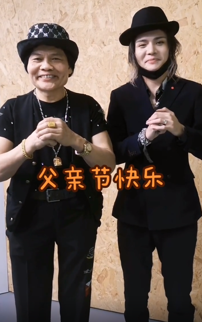 港星八两金长居内地！戴5件金器出镜显阔气，27岁儿子被赞很帅气