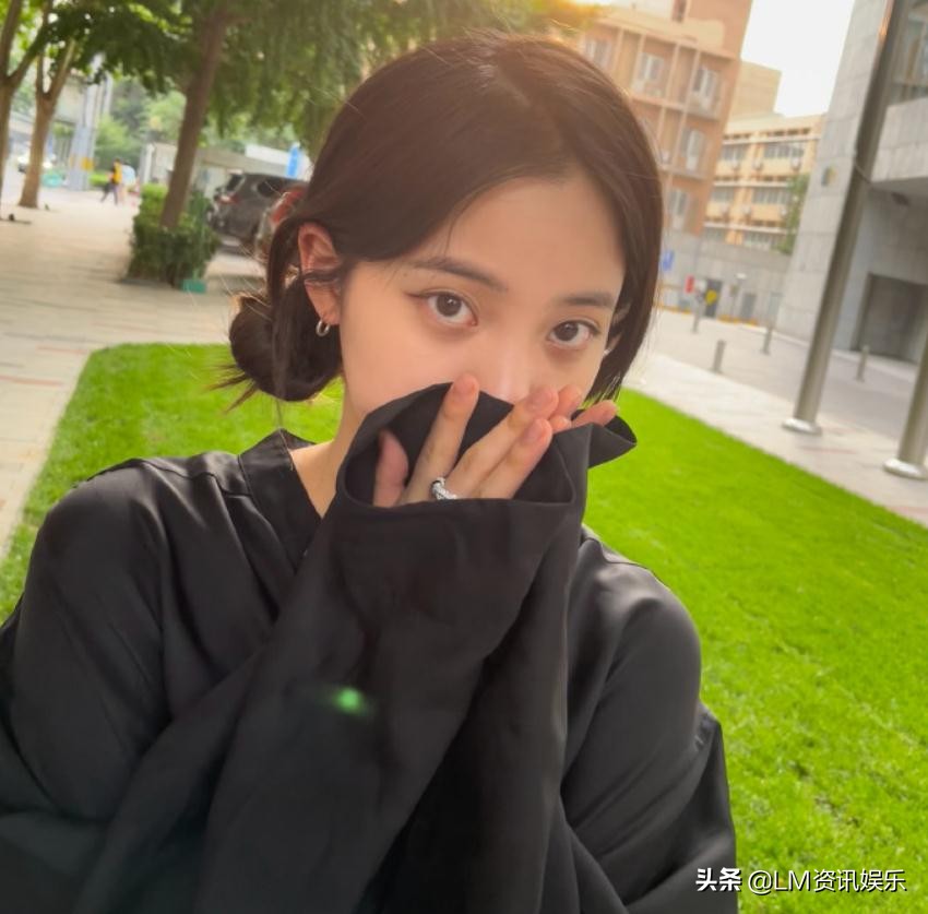 欧阳娜娜随手拍：丸子头，夕阳下的造型，好温柔