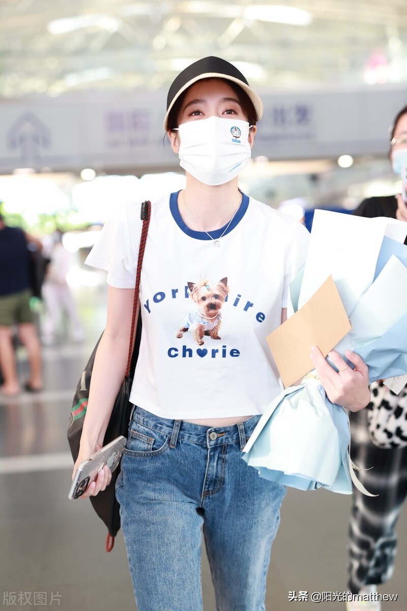 张雪迎穿小狗短袖牛仔裤现身机场，手捧鲜花人气旺