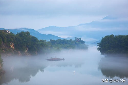 黄庭坚评价苏轼，吟诵了一首七律，不落俗套，颈联乃传世名句