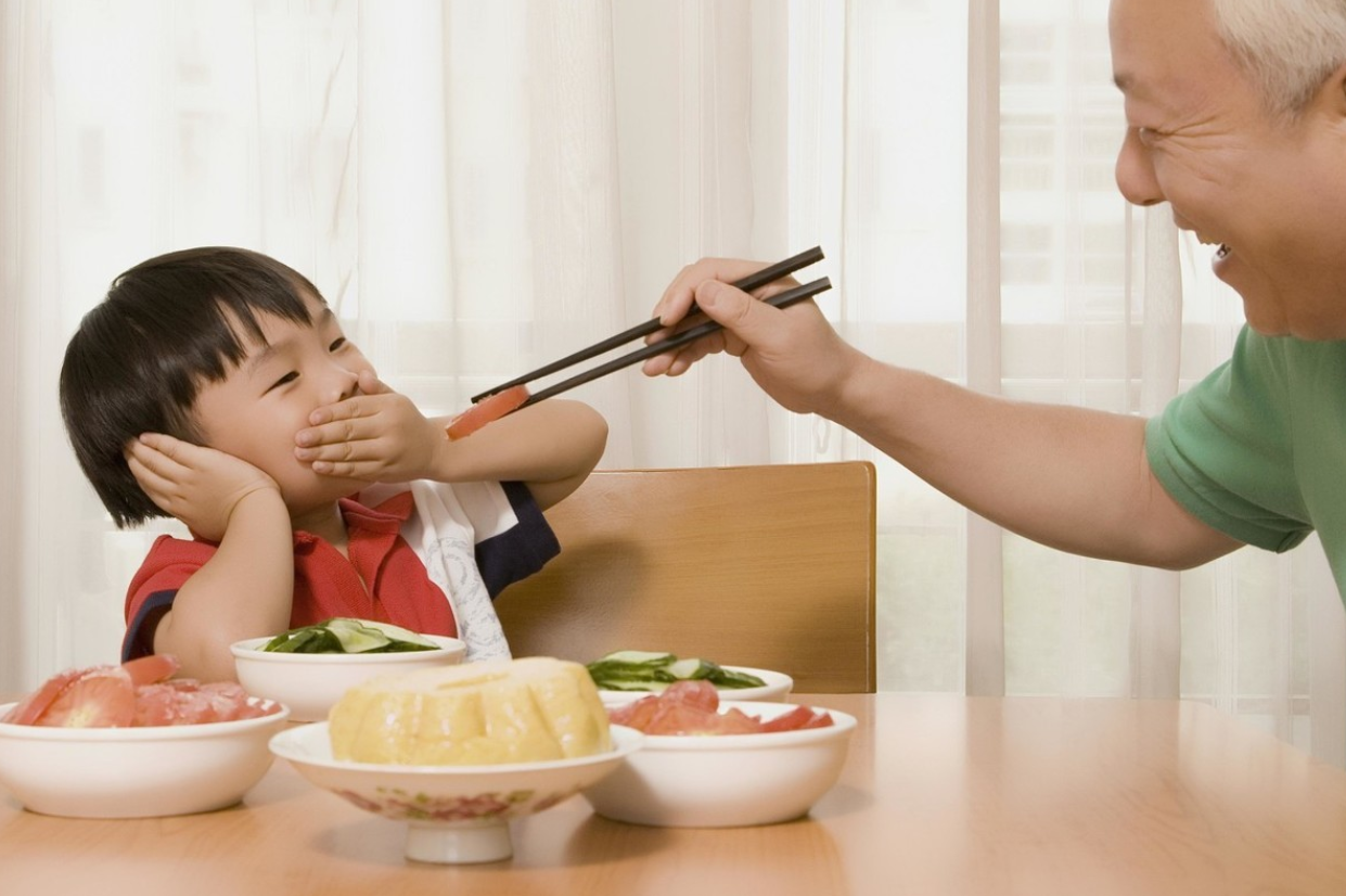 奶奶喂养孩子，若有五种“偷懒”行为，妈妈要阻止，别怕得罪老人