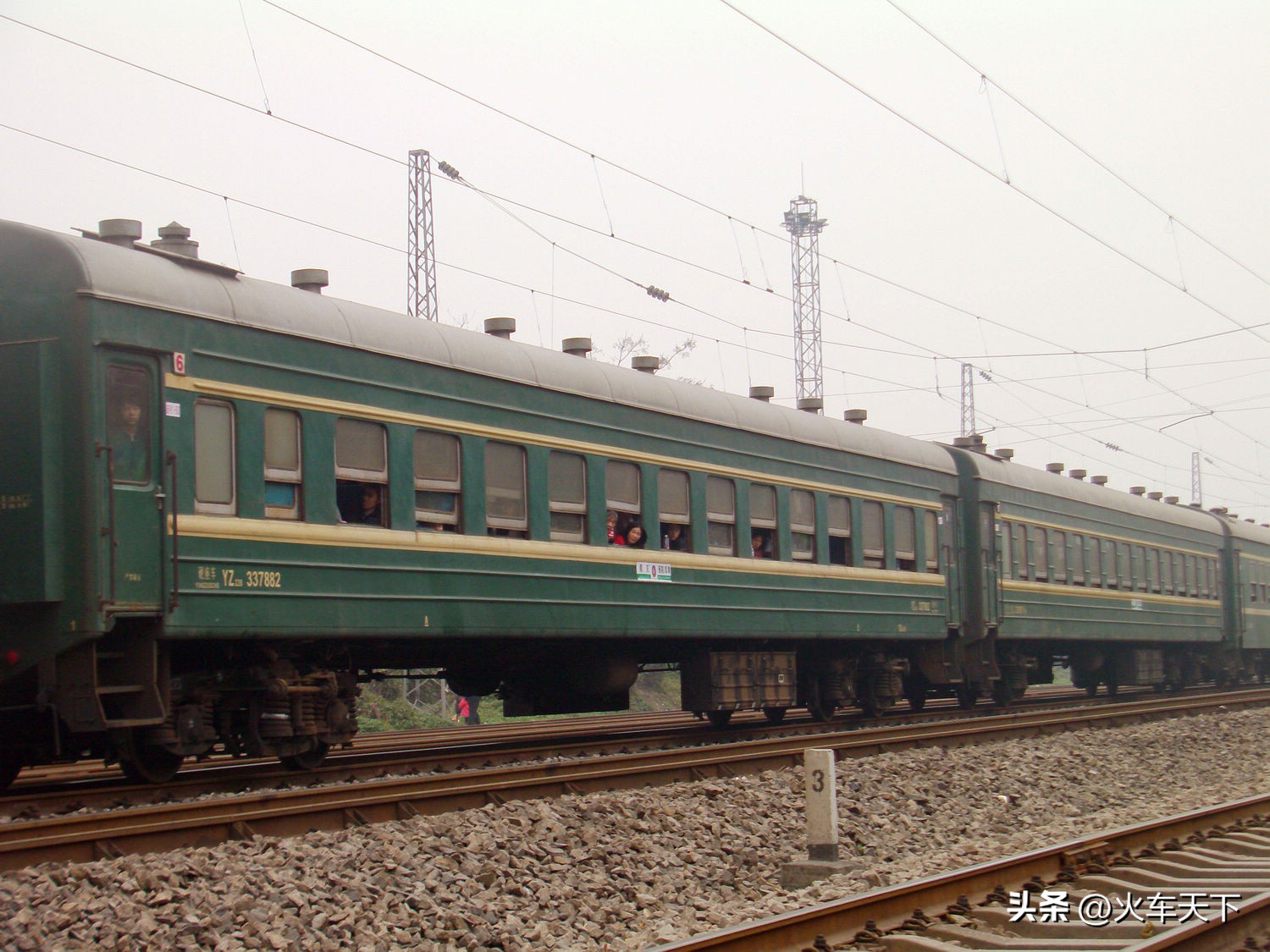 长途旅客列车一般编挂的车厢有硬卧车,软卧车,餐车,硬座车,那时候的