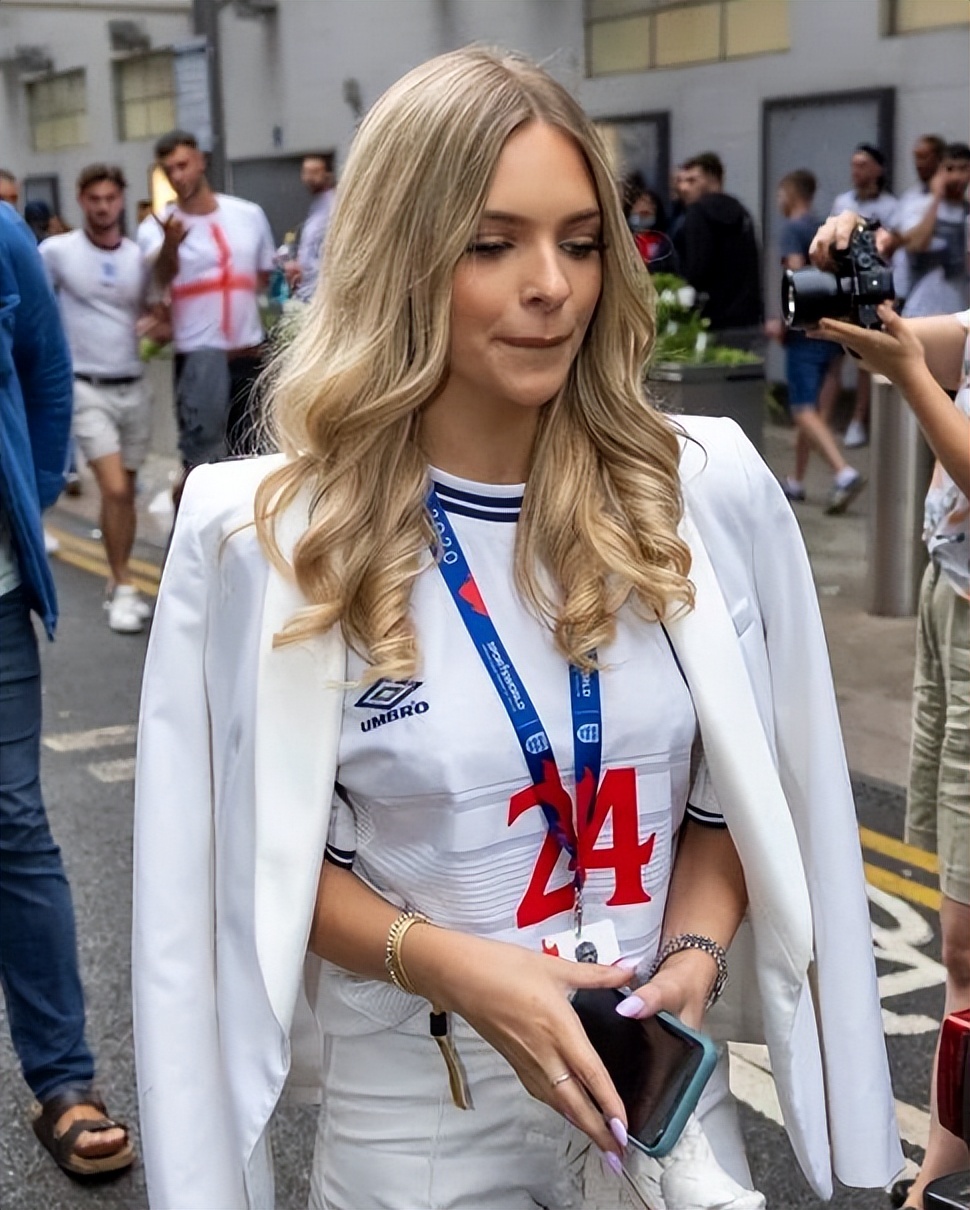 女友认识世界杯球队(给世界杯最美的10位“太太”排个名，多人模特出身，C罗女友仅第4)