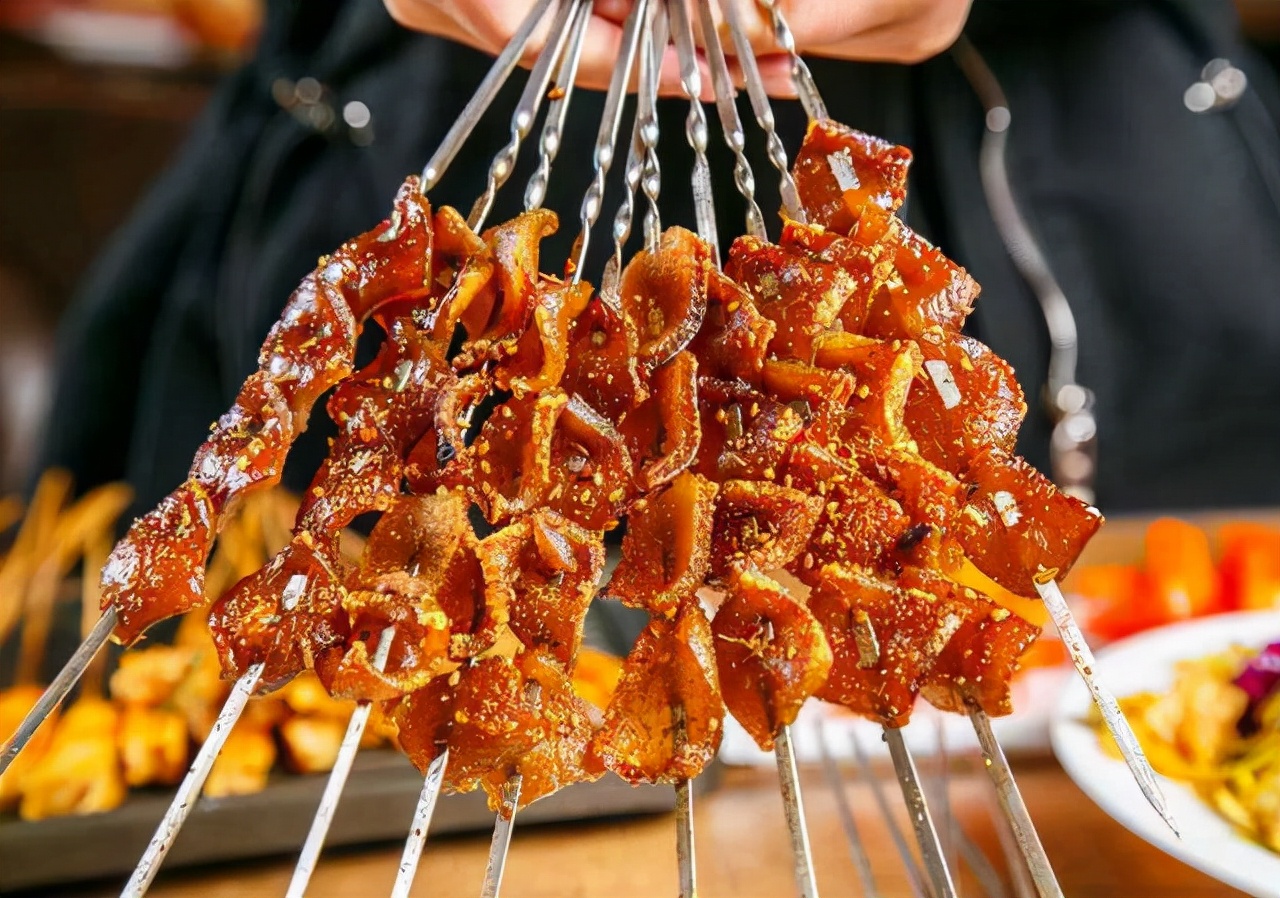除了牛羊肉之外,四川人烤得最多的就是猪肉了,带皮的五花肉烤过之后