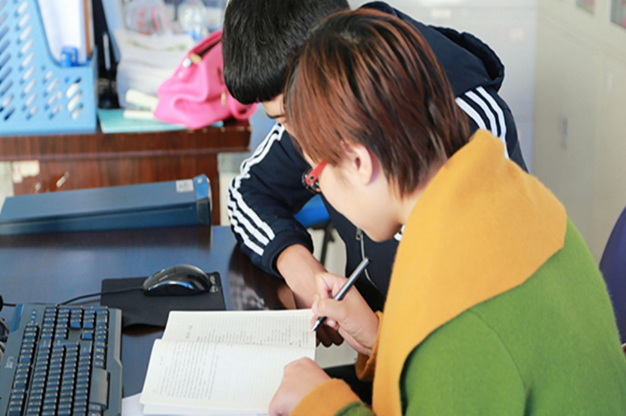 大学生哥哥给初中弟弟补课，因有偿而被举报，网友：管得太宽了吧