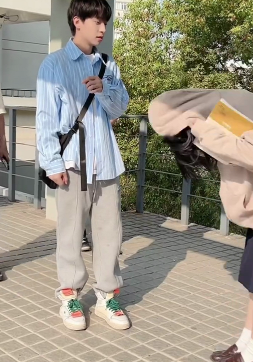 一男大学生给女生塞糖，却被同学视为恶作剧，网友：他长得像邓伦