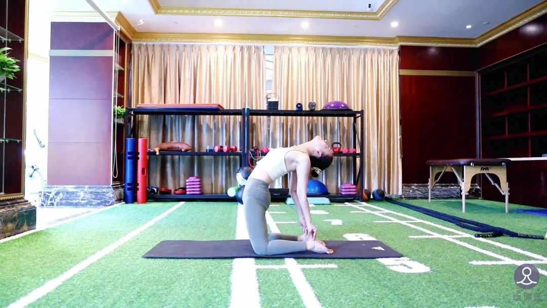 金晨暴瘦30斤吓坏网友； 身体撑不起西服； 网友惊呼：这是山寨的？