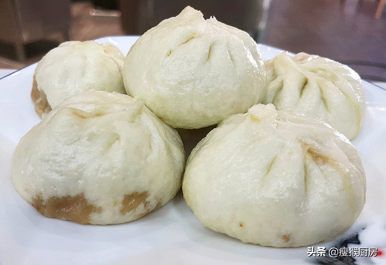 青岛十大必吃名小吃：海鲜锅贴、辣炒蛤蜊、鲅鱼水饺等本地美味