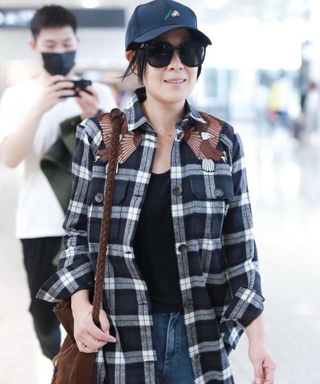 刘若英颜值下滑崩塌，身材也发福不行了，但53岁还有清纯气质