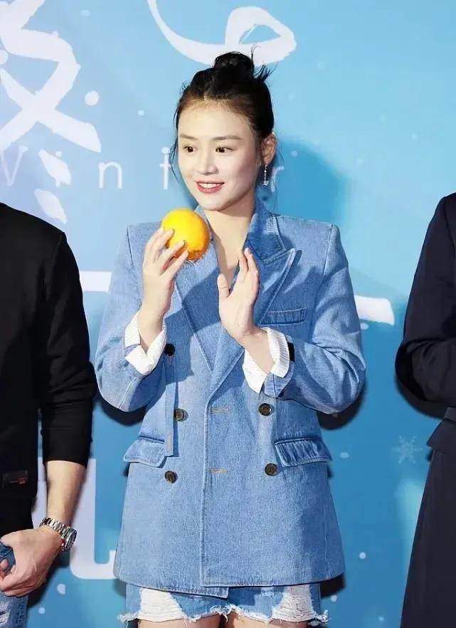 马思纯丸子头青春有活力，小巧的五官，圆圆的眼睛显得特别有神