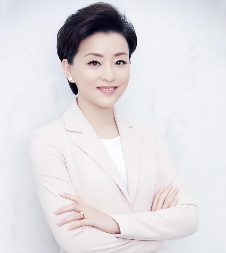 曝54岁杨澜移居美国!国内赚钱国外花,最近他们都在美国被偶遇