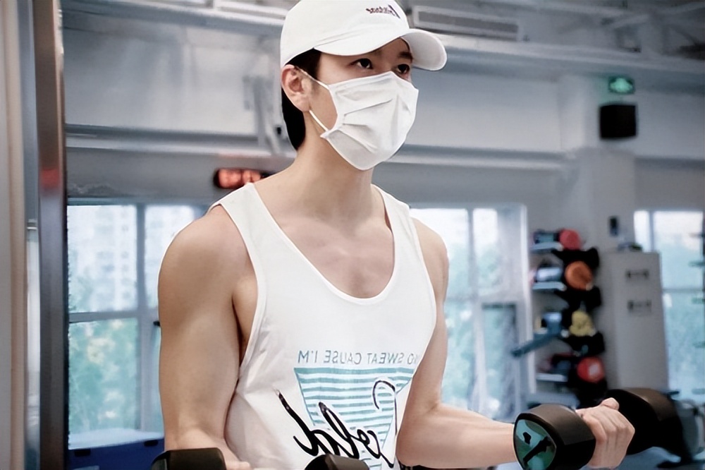 长年坚持吃素食的王嘉，生活中是怎样的？