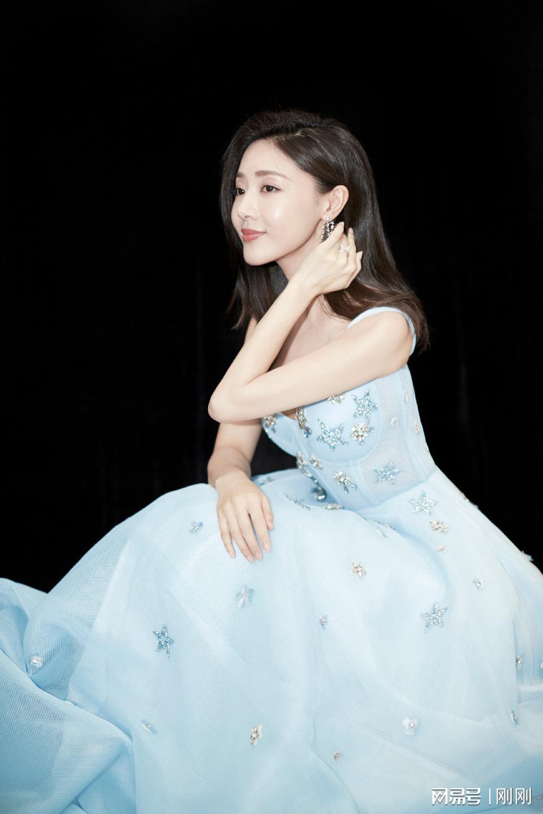 “小姨妈”邓家佳