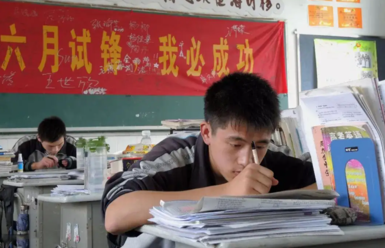 高考家长对老师评语（两名艺术生跪别班主任）