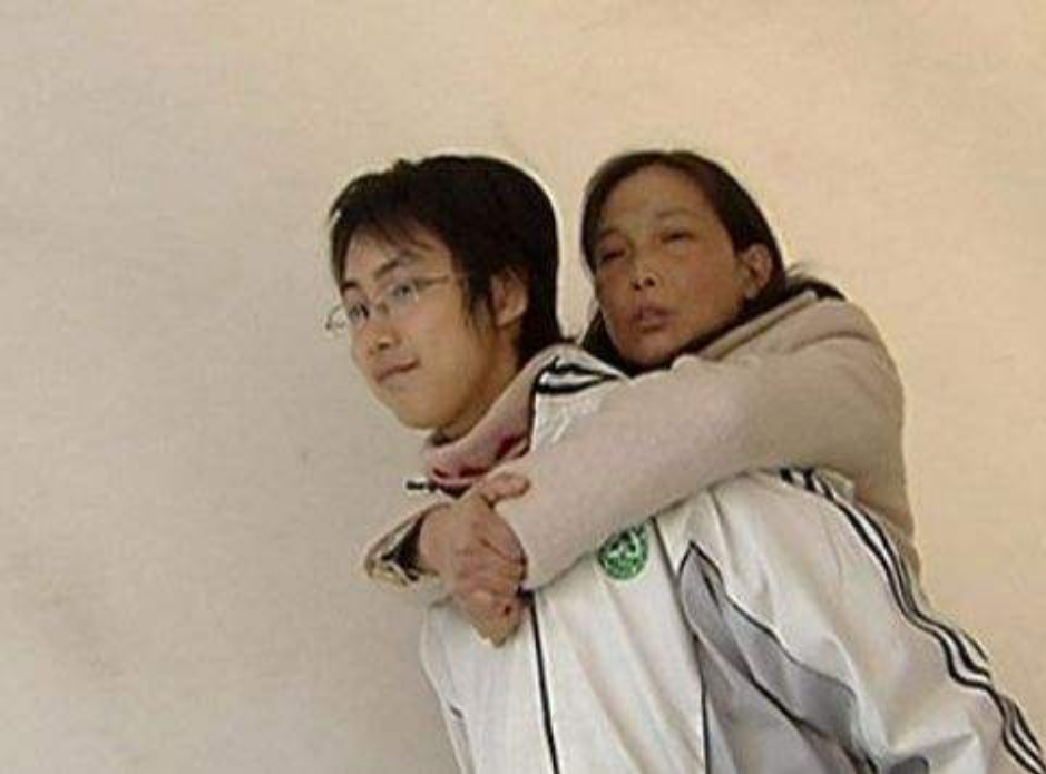 13岁“背母上学”的刘霆，10年后变性成女人，选美大赛上成功获奖