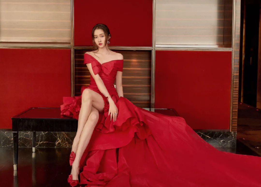 跨年晚会女星造型:杨紫大红裙镇场,杨幂甜美,金晨扮古装惊艳插图44 跨年晚会女星造型:杨紫大红裙镇场,杨幂甜美,金晨扮古装惊艳