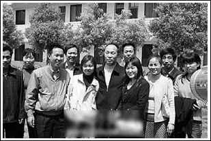 男子因杀妻被判15年，11年后“亡妻”突然回家，已和他人结婚生子