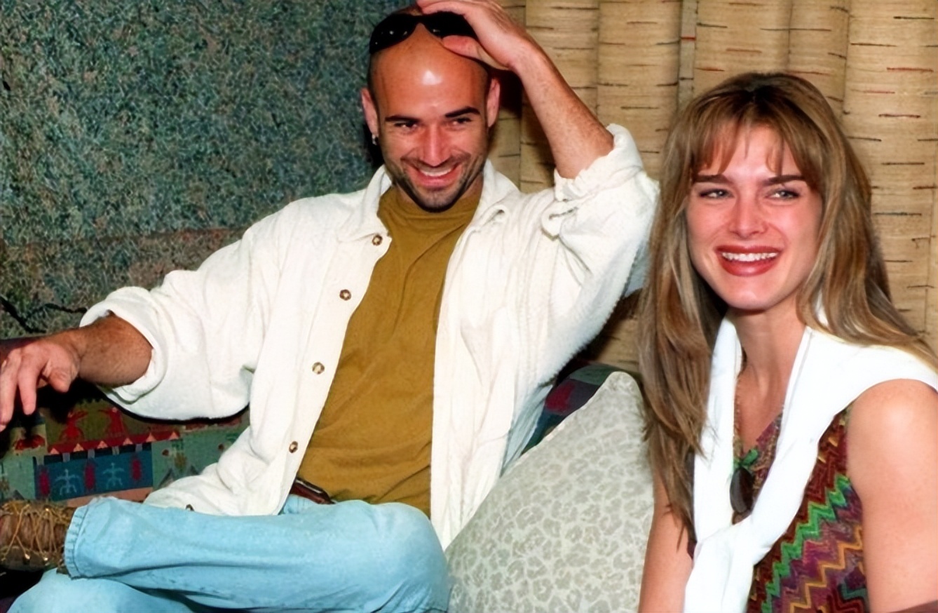 波姬小丝有多美?13岁惊艳世人,丈夫生怕她出轨,两个女儿很普通