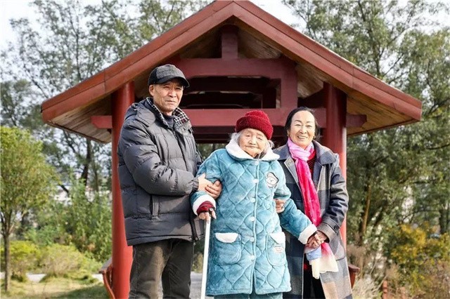 未婚夫战场牺牲，她带准婆婆出嫁，不离不弃奉养“妈妈”40年